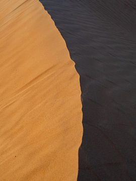 Duin van zand en schaduw van de woestijn van Teun Janssen