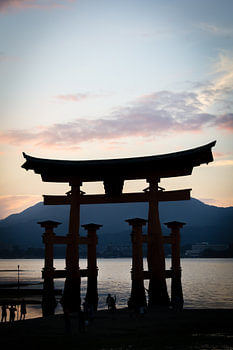 Itsukushima-Schrein, Miyajima, Japan bei Sonnenuntergang
