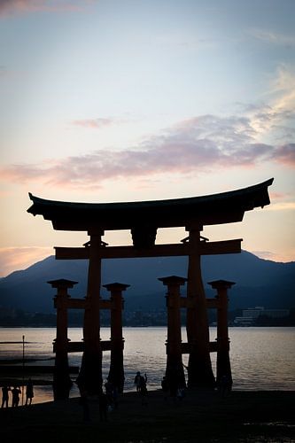 Itsukushima-schrijn, Miyajima, Japan bij zonsondergang