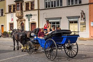 Pferdekutsche vor der Hofapotheke auf dem Rathausplatz in Weimar