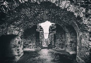 Urquhart Castle in Schotland. Catacomben ruïne bij de verdedigingsmuur. van Jakob Baranowski - Photography - Video - Photoshop