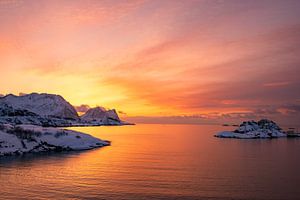 Winterlicher Sonnenuntergang an der Norwegischen See in Nordnorwegen