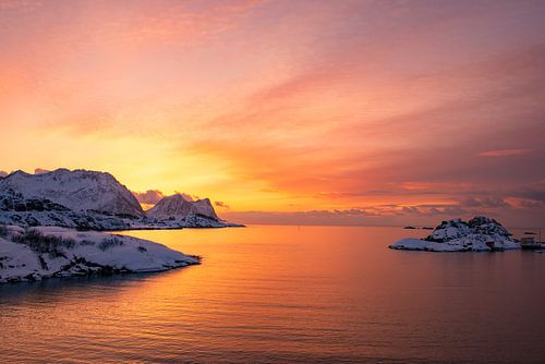 Winter zonsondergang aan de Noorse Zee in Noord-Noorwegen