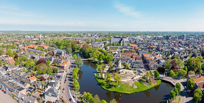 Luftpanorama der Stadt Alkmaar mit der Grote St. Laurens Kirche in den Niederlanden von Eye on You