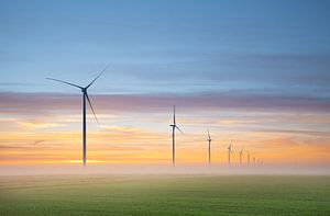 Eine typisch niederländische Landschaft, Windmühlen im Nebel von Peter Heeling