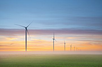 Un paysage typiquement hollandais, des moulins à vent dans la brume. sur Peter Heeling