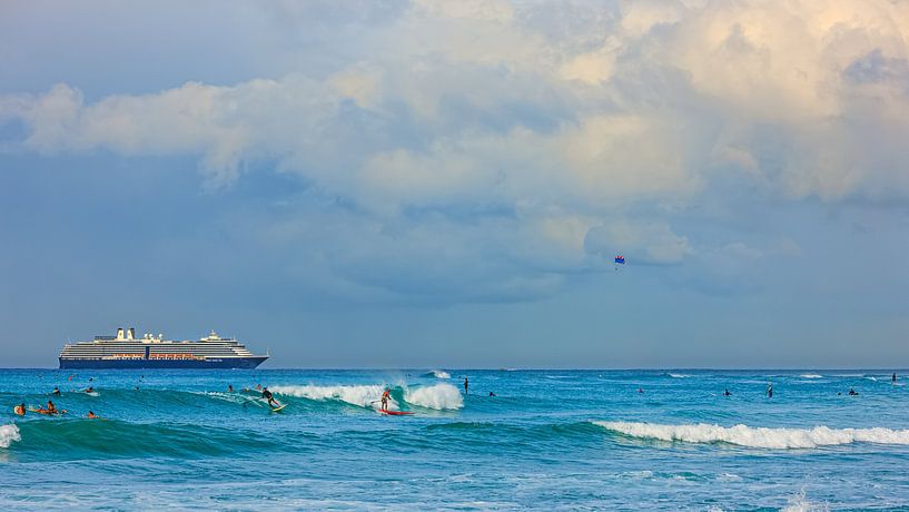 La plage de Waikiki et le Holland America Line par Henk Meijer Photography