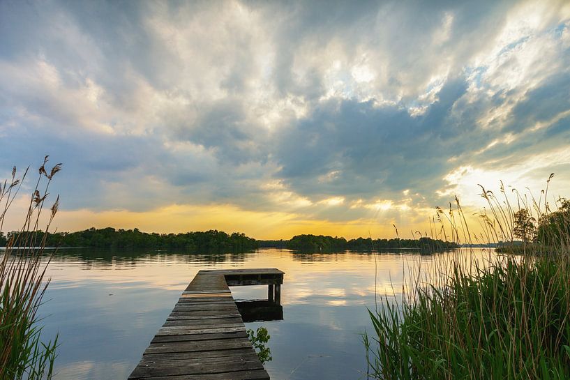 Paterswoldsemeer-Baugerüst während des Sonnenuntergangs von R Smallenbroek