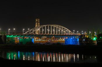 Arnhem de nuit avec l'église Eusebius et le pont John Frost