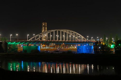 Arnheim bei Nacht mit Eusebiuskirche und John-Frost-Brücke