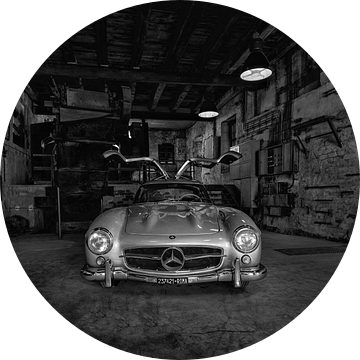 Mercedes 300 SL in een oud gebouw van Tilo Grellmann