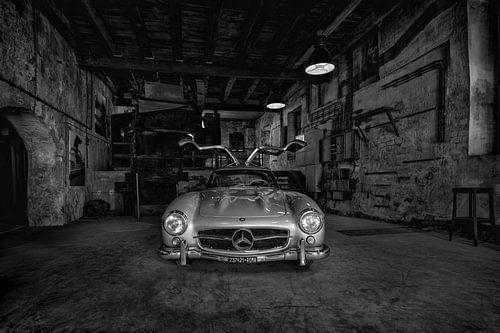 Mercedes 300 SL dans un vieux bâtiment