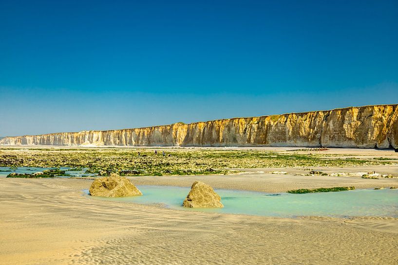 Avondwandeling op het strand in het mooie Normandië bij Saint-Aubin-Sur-Mer - Frankrijk van Oliver Hlavaty