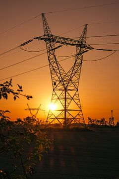Elektrische zendmasten bij zonsondergang van Robert Szczotka
