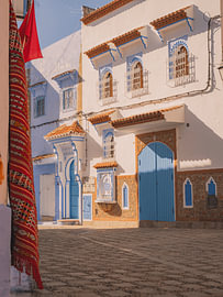 Kunstvolles Gebäude in der blauen Stadt Chefchaouen von Lizet Wesselman