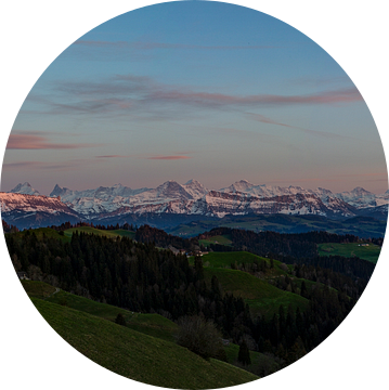 Avondgloren op de Berner Alpen vanuit Emmental. van Martin Steiner