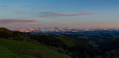 Avondgloren op de Berner Alpen vanuit Emmental.