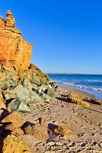 Rode rotskust van Novo Sancti Petri in Andalusië