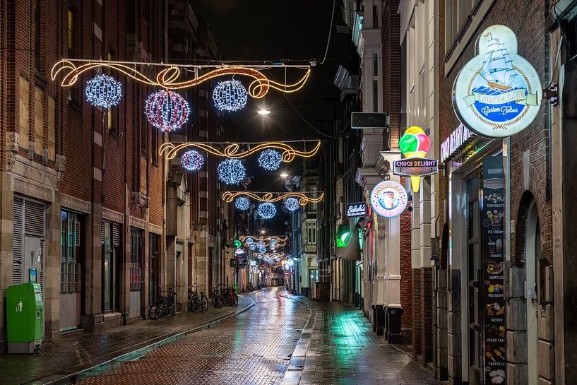 Avondklok in Amsterdam - Warmoesstraat van Renzo Gerritsen