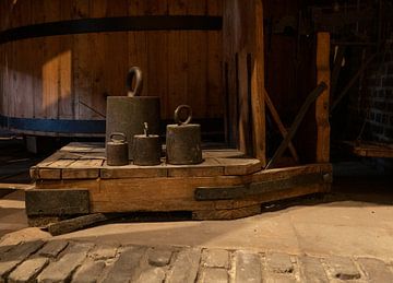 Ancienne balance en bois avec poids en métal dans une ancienne distill