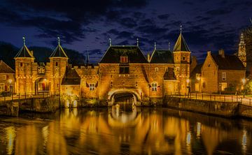 Koppelpoort bij avond met reflectie van peterheinspictures