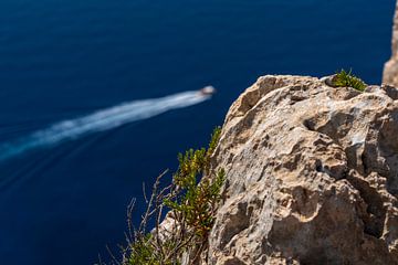 Uitzicht over de klif naar de blauwe Middellandse Zee, Zakynthos van Frank Kuschmierz