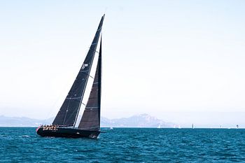 Schwarze Segelyacht während der Voile de St Tropez