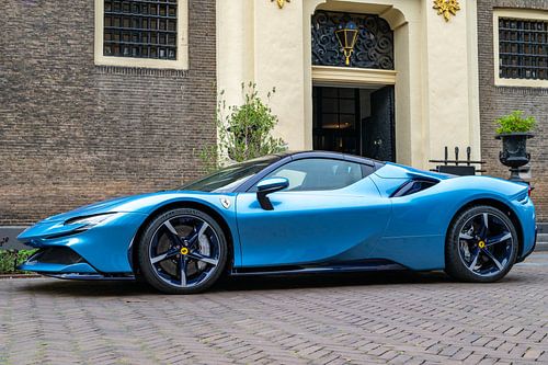Voiture de sport Ferrari SF90 en bleu clair