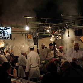 eten op Place Djemaa El Fna, Marrakesh van Serena Kok