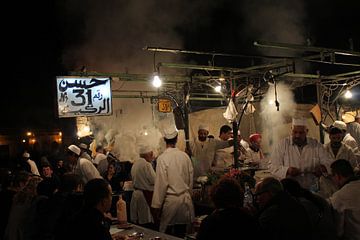 eten op Place Djemaa El Fna, Marrakesh van Serena Kok
