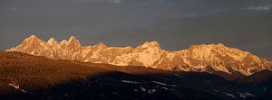 Das rötliche Abendlicht über dem Dachsteingebirge