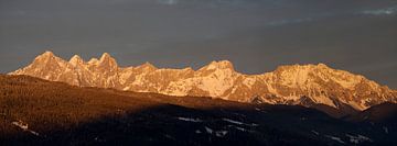 Het roodachtige avondlicht boven de bergen van Dachstein van Christa Kramer