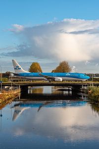 Eine Boeing 737-900 der KLM rollt über den Hoofdvaart.