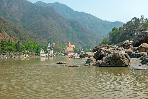 De heilige rivier de Ganges bij Laxman Jhula in India