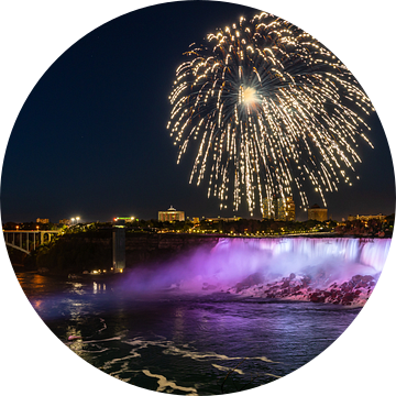 Vuurwerk boven Niagara Falls van Roland Brack