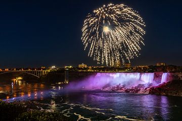 Vuurwerk boven Niagara Falls van Roland Brack