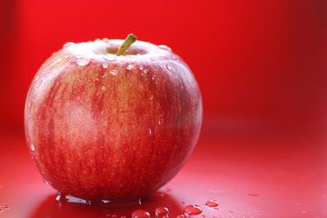 Roter Apfel auf rotem Hintergrund von True Nature Art