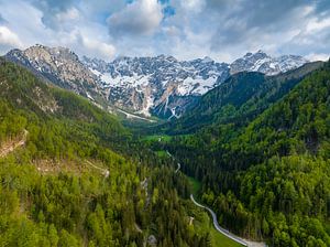 Luftaufnahme des Tals von Zgornje Jezersko im Frühling
