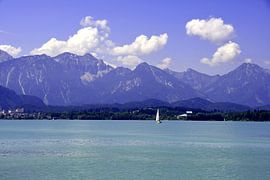 Uitzicht op de Forggensee bij Füssen in de Allgäu van Karl-Heinz Petersitzke