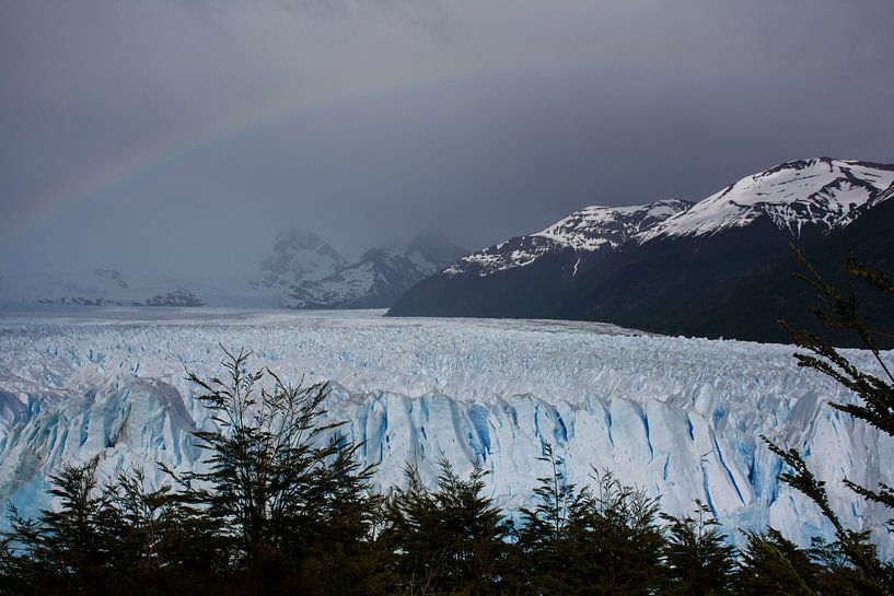 Perito Moreno straalt onder de regenboog van Bianca Fortuin