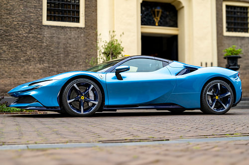 Ferrari SF90 Spider sportwagen in lichtblauw