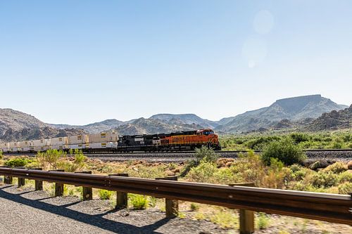 Goederentrein onderweg door het woeste landschap van Arizona.
