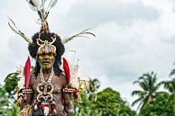 Traditioneel geklede man op weg naar festival in Papua Nieuw Guinea. van Ron van der Stappen thumbnail