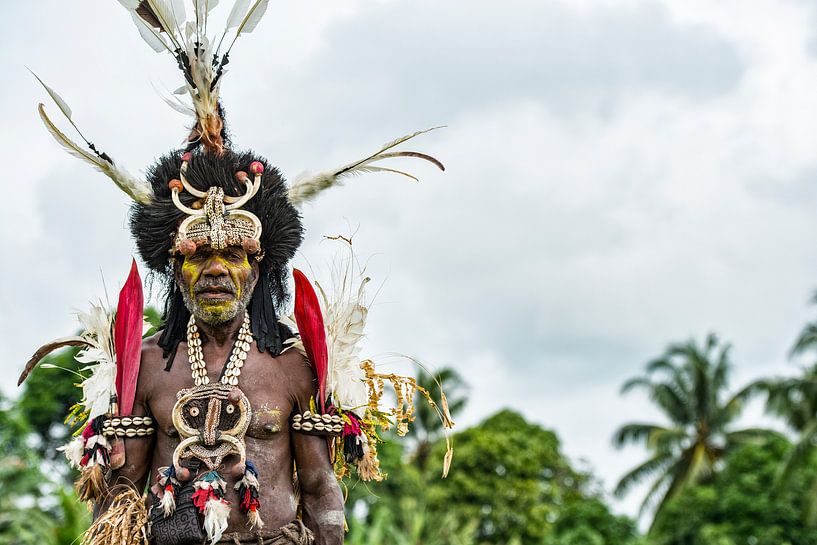 Traditioneel geklede man op weg naar festival in Papua Nieuw Guinea. van Ron van der Stappen