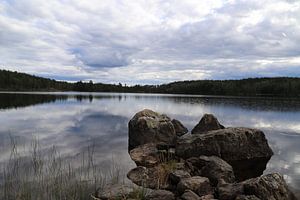 Felsenspitze im See in Schweden