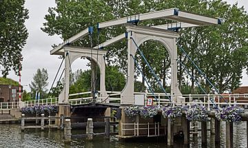 Houten ophaalbrug Lange Vechtbrug over de rivier de Vecht in Weesp, Noord Holland, Nederland van Robin Verhoef