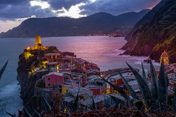 Avond in Vernazza - Cinque Terre - Italie van Lizanne van Spanje