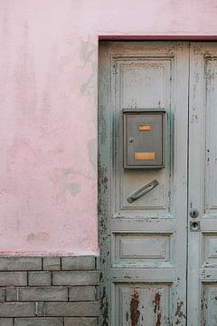 Pastellgrüne Tür, rosa Wand | Fotodruck Italien | Europa Reisefotografie von HelloHappylife
