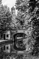 Die Brigittenbrug über der Nieuwegracht in Utrecht mit Blick auf den Dom (schwarz-weiß)