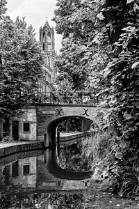Le Brigittenbrug sur le Nieuwegracht à Utrecht avec une vue sur le Dom (noir et blanc) sur André Blom Fotografie Utrecht